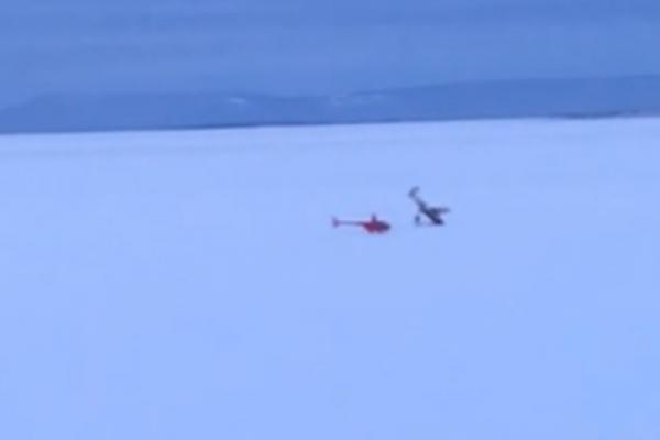 Avionul înfipt în gheața unui lac din Siberia