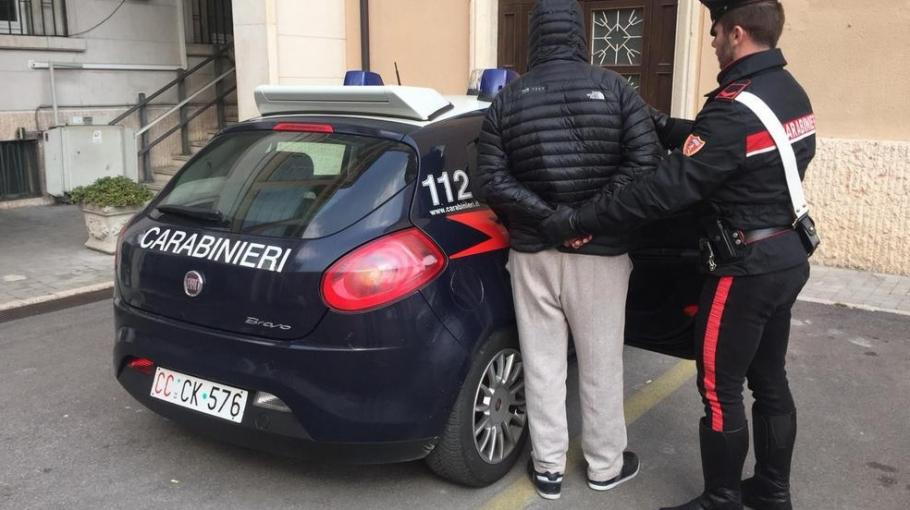 Român din Italia, arestat după ce s-a îmbătat și a înjunghiat proprietarul unui bar Vasile Barbu, românul care a înjunghiat un chinez în Italia