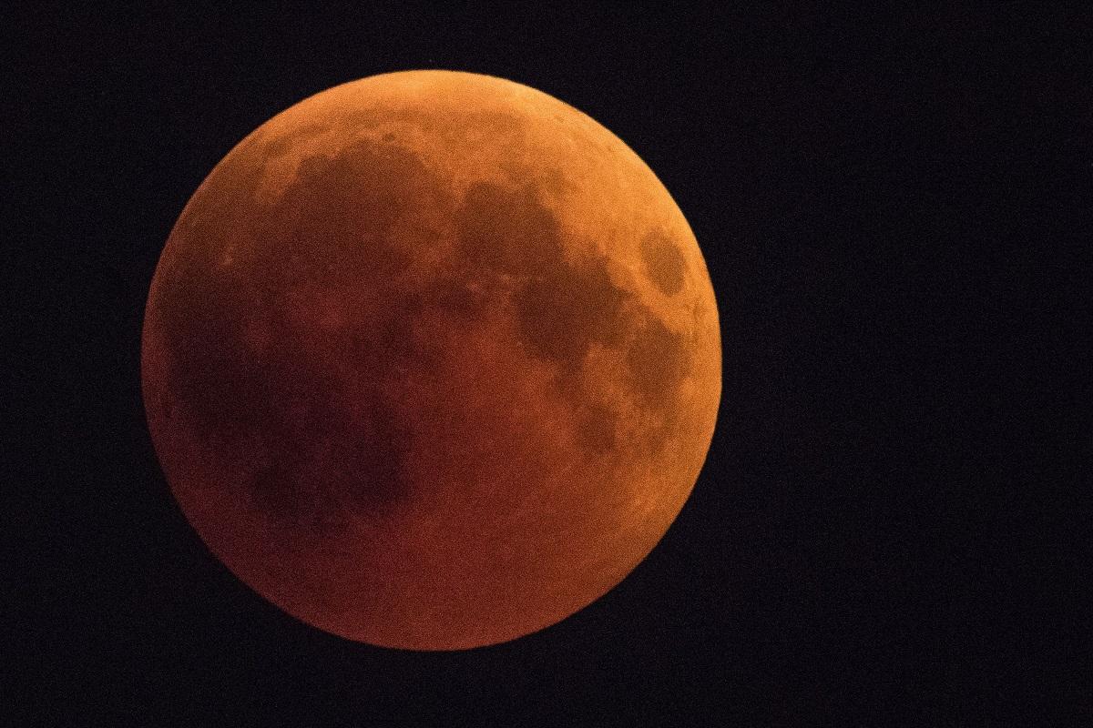 Fenomenul va putea fi observat, în România, pe jumătate, până în jurul orei 8:00 Luna va intra complet în umbra Pământului luni, la ora 07.12