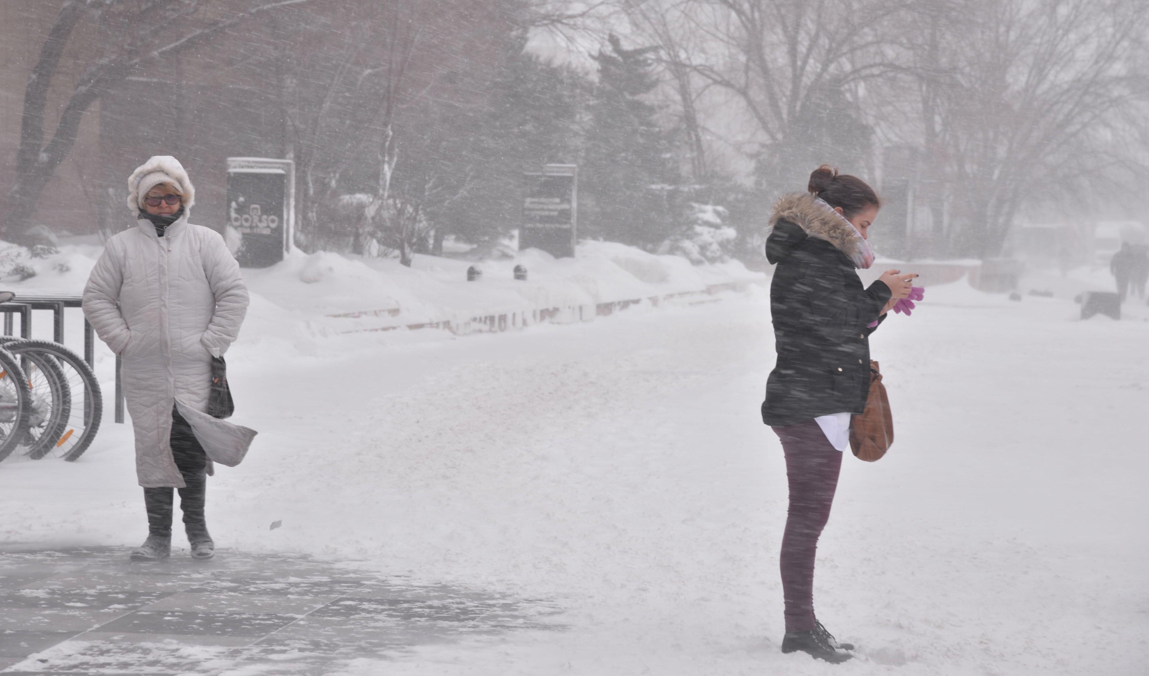 Femei în ninsoare şi viscol în Bucureşti