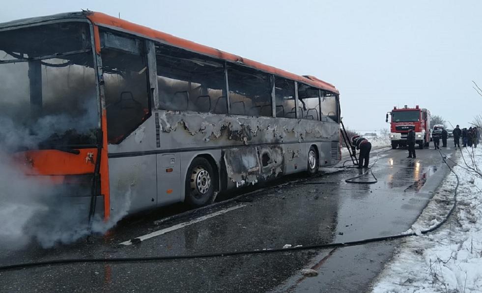 Autobuz în flăcări Olt Autobuz în flăcări pe o şosea din Olt