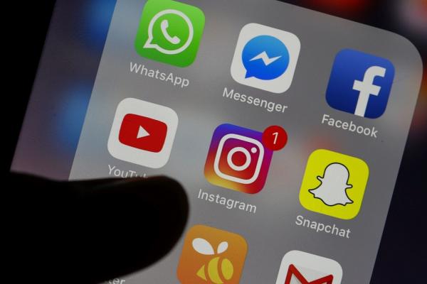 Iphone cu aplicaţiile Facebook Messenger, Whatsapp şi Instagram