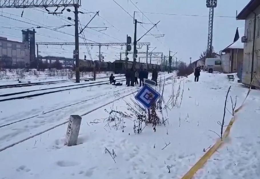 Adolescent mort dupa ce s-a aruncat dintr-un tren, in gara Roman Adolescent mort dupa ce s-a aruncat dintr-un tren, in gara Roman