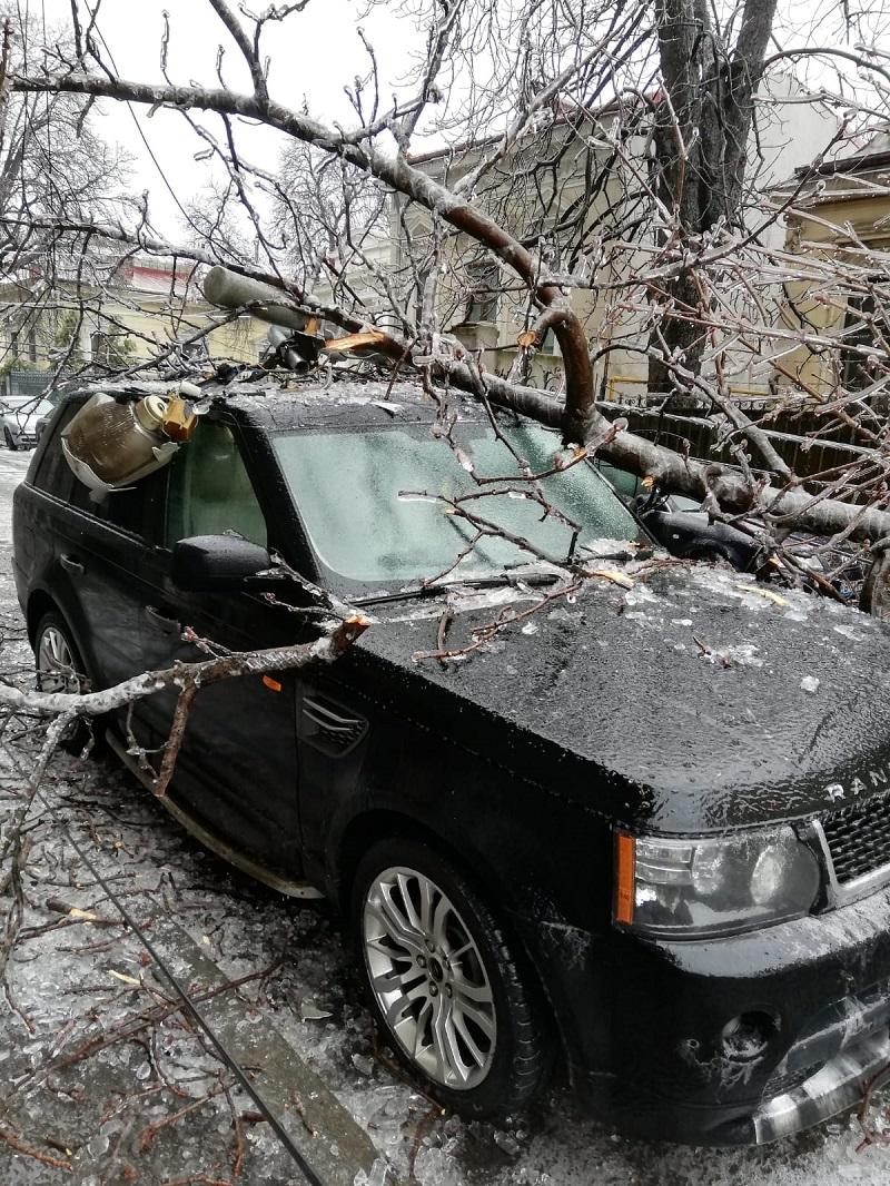 Haos în București din cauza ploii inghețate