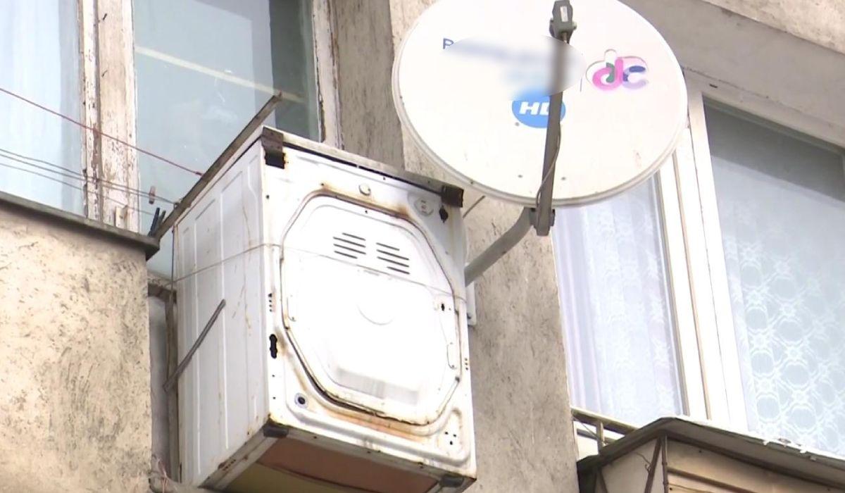 Un localnic din Iaşi şi-a montat maşina de spălat pe faţada blocului