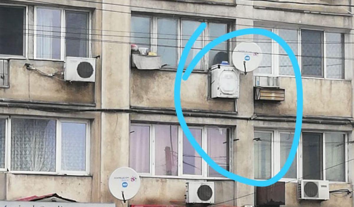 Maşina de spălat a fost agăţată pe faţada unui bloc din Iaşi