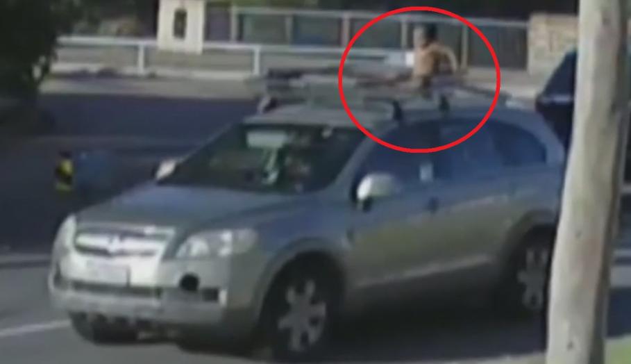 Copil pe capotă Copilul pe capota mașinii mamei sale