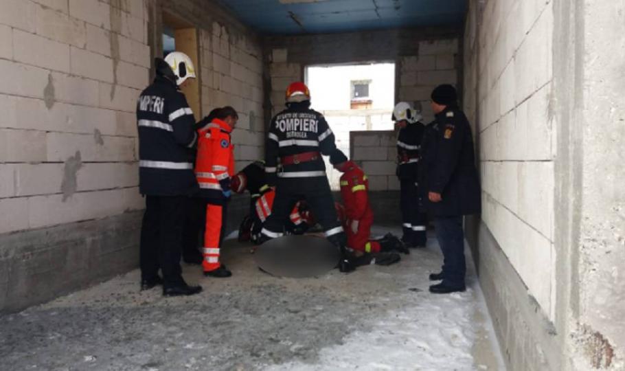 Intervenţie bărbaţi găsiţi inconştienţi într-un subsol din Constanţa Bărbaţi găsiţi inconştienţi într-un subsol din Constanţa