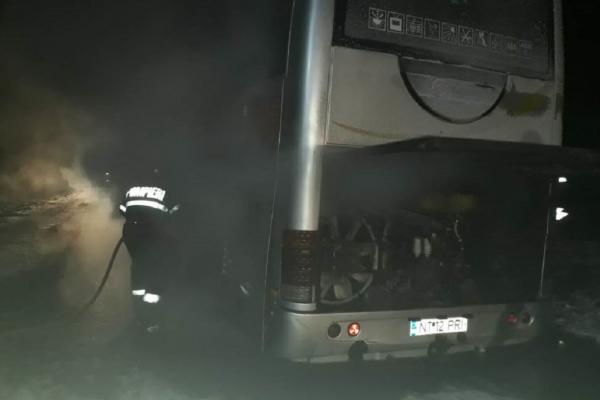 Un autocar plin cu oameni a luat foc în mers, pe un drum din Neamţ