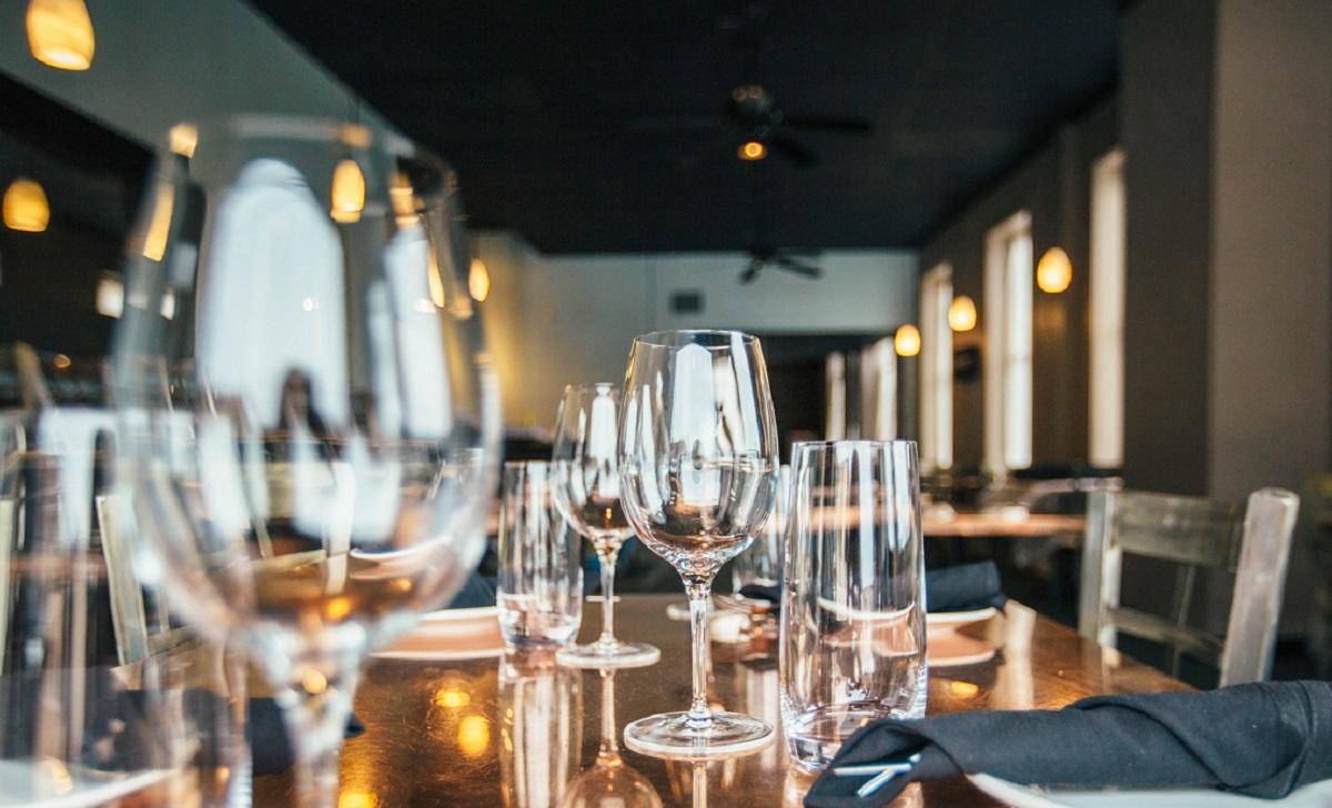 Primul restaurant nud din Paris a fost închis