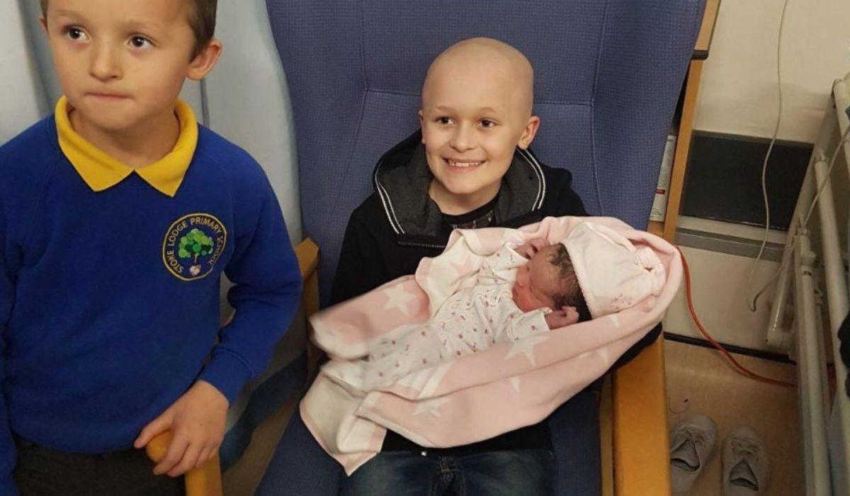 Băieţelul bolnav de cancer, care a murit de Crăciun, şi-a ţinut în braţe surioara la naştere