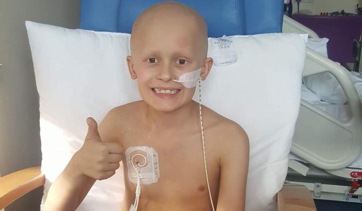 Băieţelul bolnav de cancer a murit în Ajunul Crăciunului după ce şi-a ţinut surioara în braţe