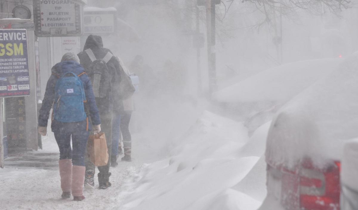 Stradă înzăpezită din Bucureşti în vreme de iarnă, pe viscol
