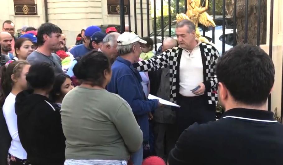 gigi becali impartit bani Gigi Becali a împărţit un teanc de bani oamenilor nevoiaşi