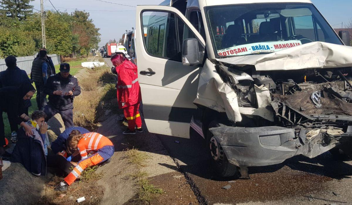 Microbuz cu călători, accident grav cu un autoturism, în Bacău