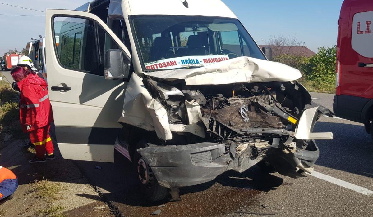 Microbuz cu călători implicat într-un accident în satul Dumbrava din Bacău