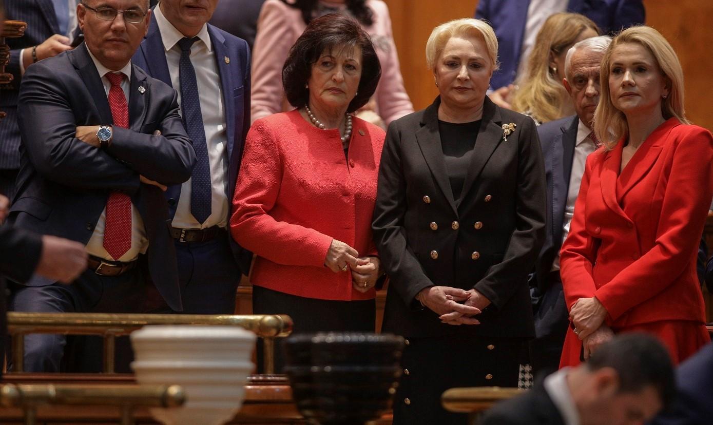 Viorica Dăncilă priveşte către urnele de vot ale moţiunii de cenzură