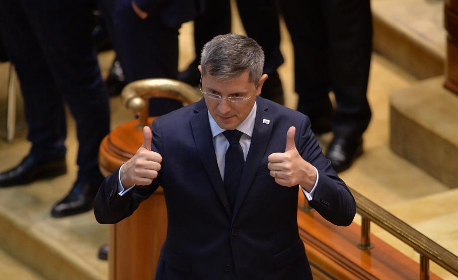 Dan Barna Dan Barna în sala de plen a Parlamentului