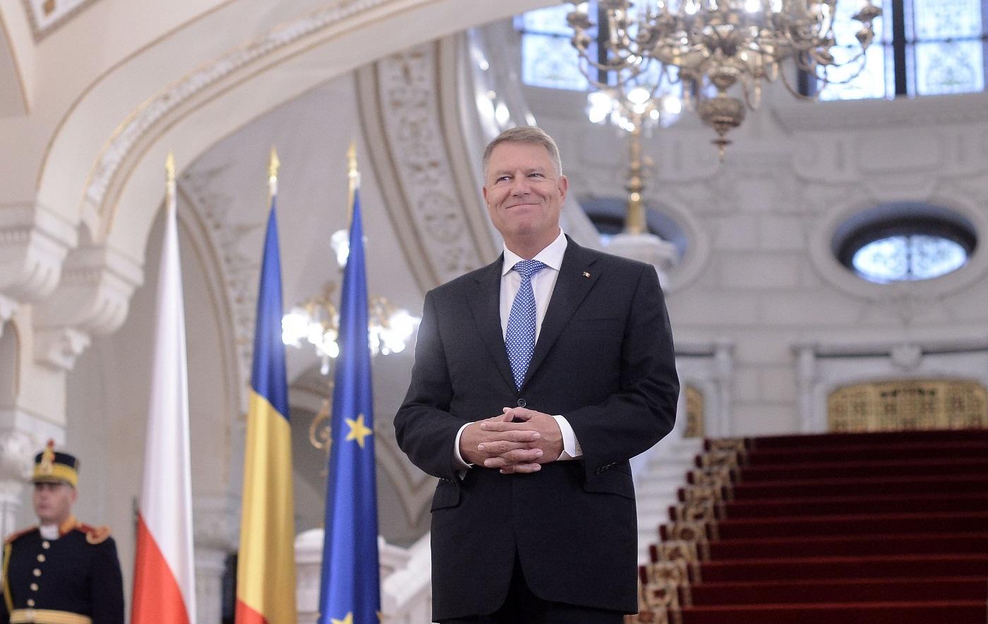 Klaus Iohannis zâmbește pe holul de la intrare în Palatul Cotroceni