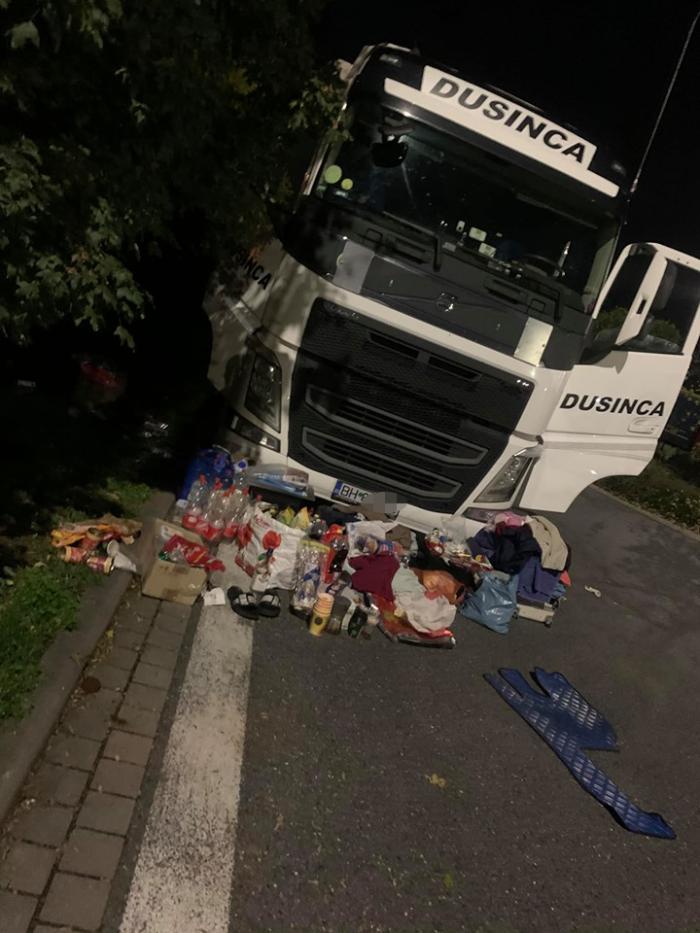 Şofer român de TIR ironizat pe Facebook, făcea curat în cabină, în parcare, în Germania