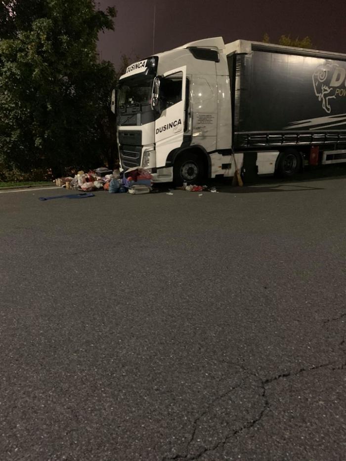 Şofer român de TIR ironizat pe Facebook, făcea curat în cabină, în parcare, în Germania
