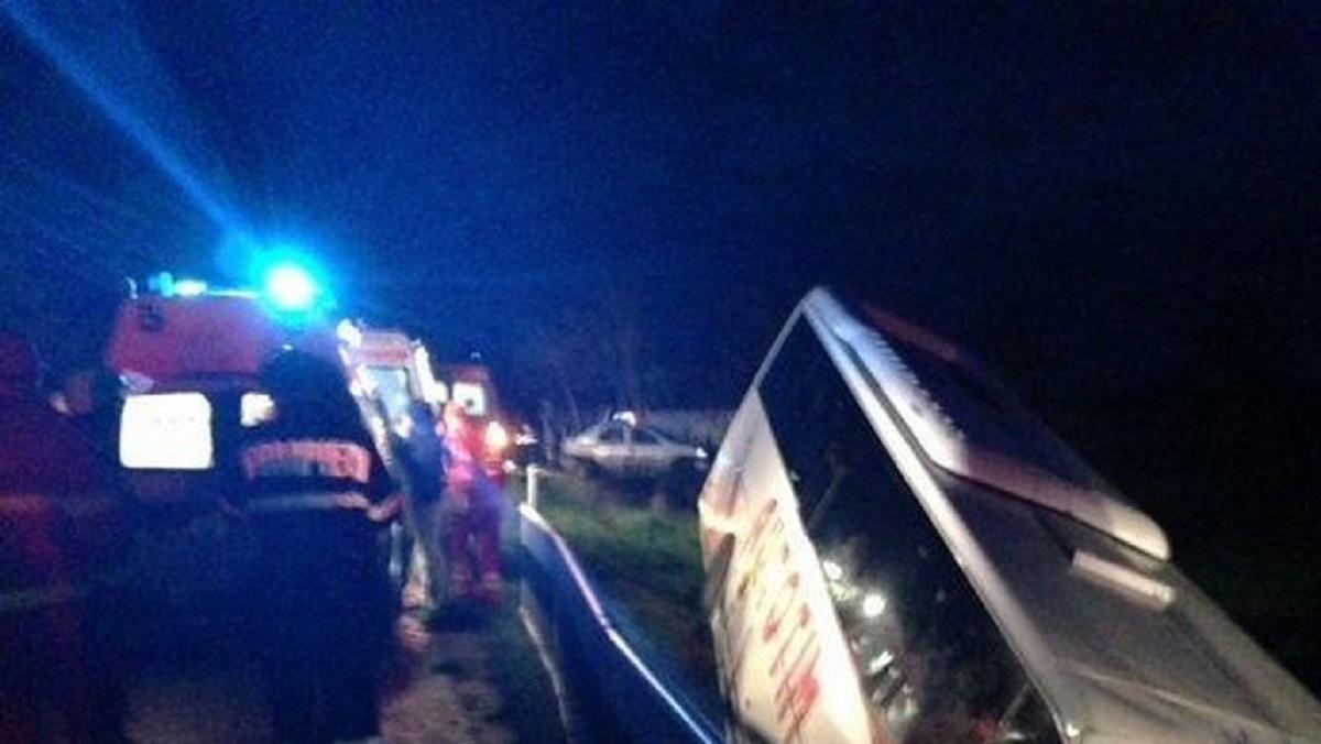 Răniţi de la nuntă Autocar plin cu petrecăreţi care veneau de la nuntă, ajuns pe câmp la Smeeni, în Buzău. Mai multe victime