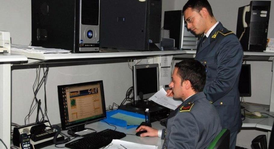 Un român din Italia încasa în paralel salariu şi ajutor social. Riscă şase ani de închisoare Românul riscă şase ani de închisoare