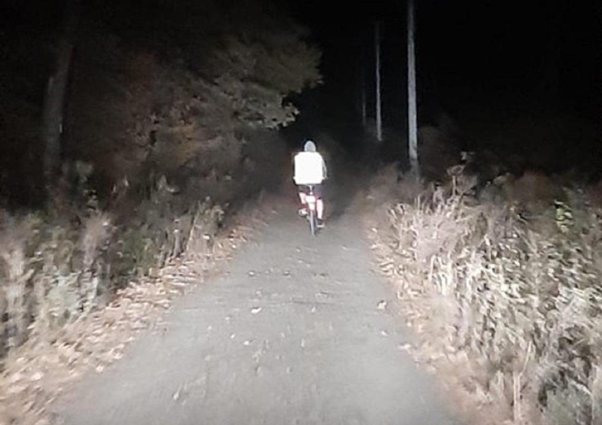 Tânăr de la livrări, rătăcit cu mâncarea în pădure, după ce a luat-o pe o scurtătură