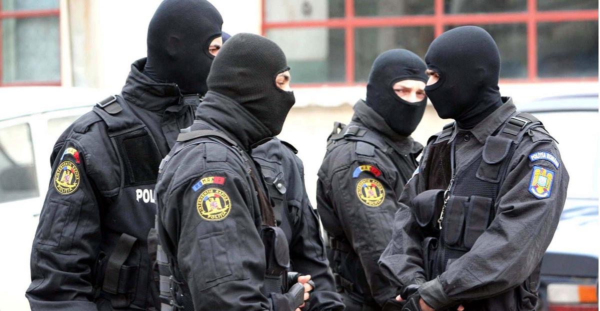 Poliţiştii şi procurorii, percheziţii la proxeneţi din Călăraşi şi Brăila Proxeneţii păcăleau tinerele cu celebra metodă "lover-boy"