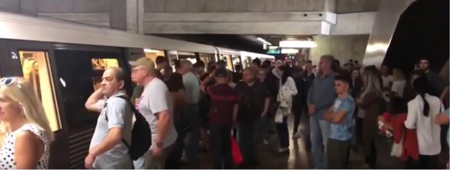 Noi probleme la metroul din Bucureşti, după ce un tren a rămas blocat în staţia Basarab Trenul a rămas blocat în staţia Basarab cel puţin 20 de minute