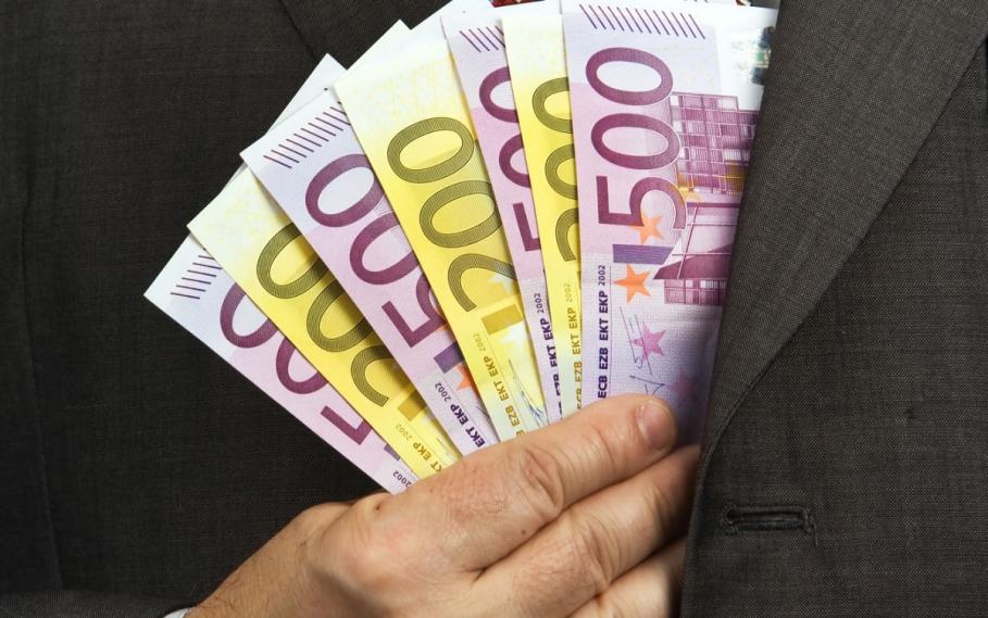Directorul unui liceu cu program sportiv, trimis în judecată pentru luare de mită Directorul de liceu ar fi încasat sume importante de bani ca mită