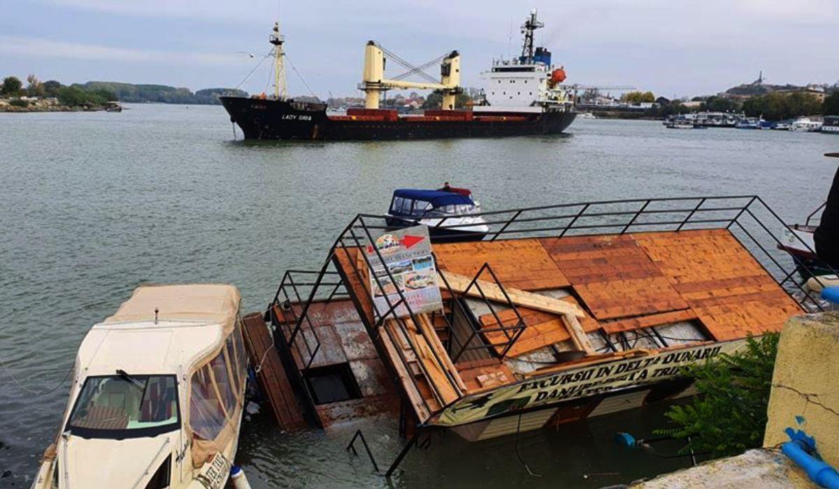 O navă cargo a scufundat un ponton pe faleza din Tulcea