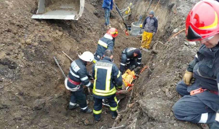 Intervenție ISU Brașov Persoană înghițită de un mal de pământ, în Brașov