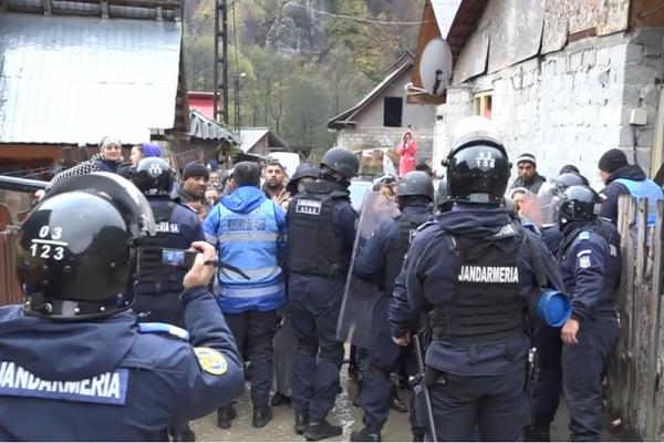Familia ocupa ilegal un teren deţinut de biserica din localitate