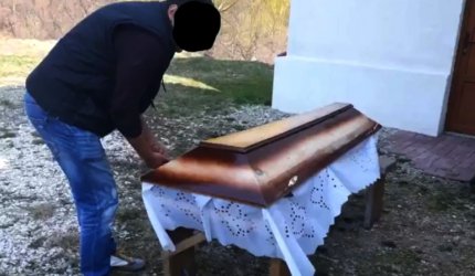 Bărbat fără familie, îngropat dezbrăcat într-un sac, în Braşov