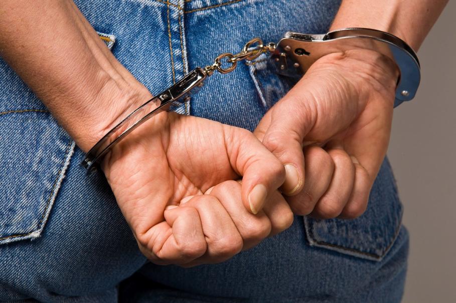 Bărbat din Mureş, arestat după ce a dus două minore la cerşit în Cluj Bărbatul a fost ajutat de o femeie