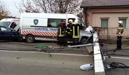 Maşină ISCTR înfiptă într-un stâlp, după un accident în Rădăuţi