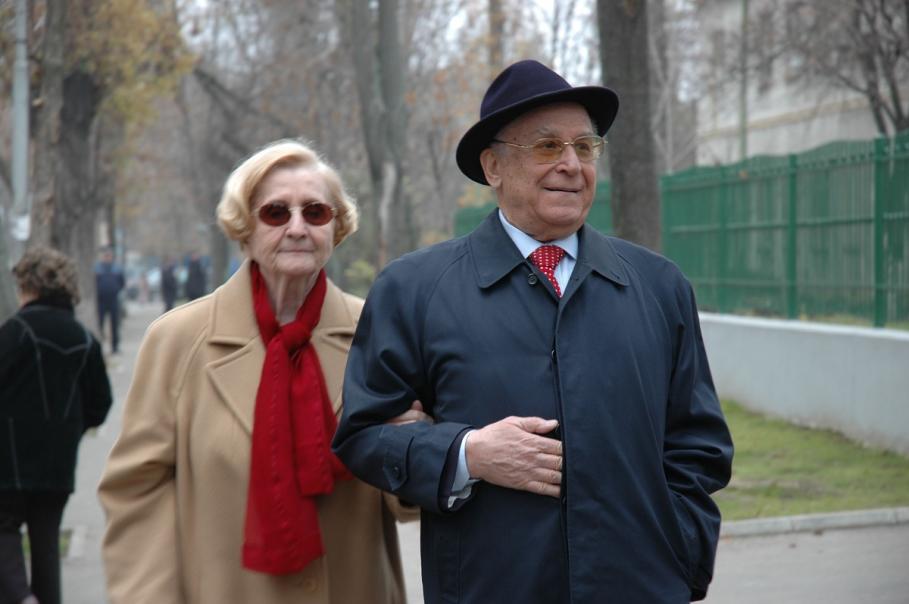 Ion şi Nina Iliescu Alegeri prezidenţiale 2019. Ion Iliescu votează la urna mobilă