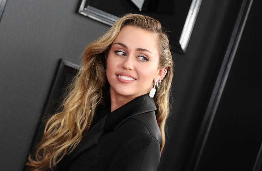 Miley Cyrus Miley Cyrus nu poate vorbi câteva săptămâni