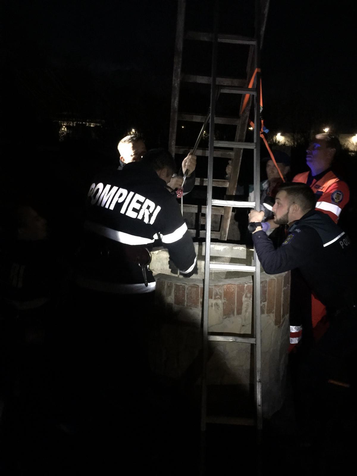 Intervenție dramatică în Cluj-Napoca. Bărbat salvat dintr-o fântănă adâncă de 10 metri, pe întuneric