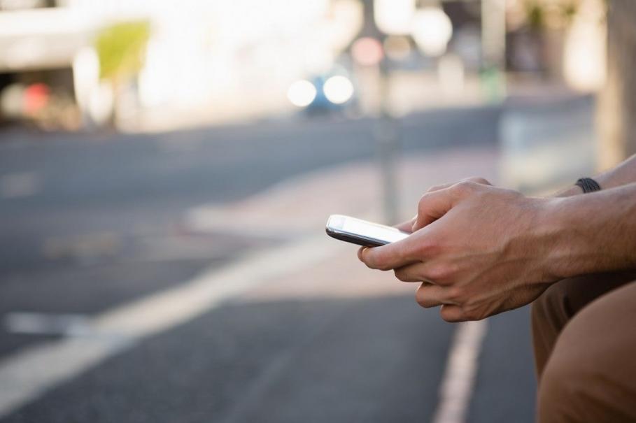 Bărbat din Bucureşti, prins în flagrant când fura telefonul unui călător STB Bărbatul prins în flagrant a fost reţinut