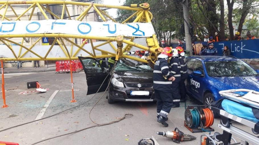 Oficial ISU: Patru răniţi în accidentul din Bucureşti, unde o macara a căzut peste o maşină Deocamdată nu se ştie motivul care a dus la producerea accidentului
