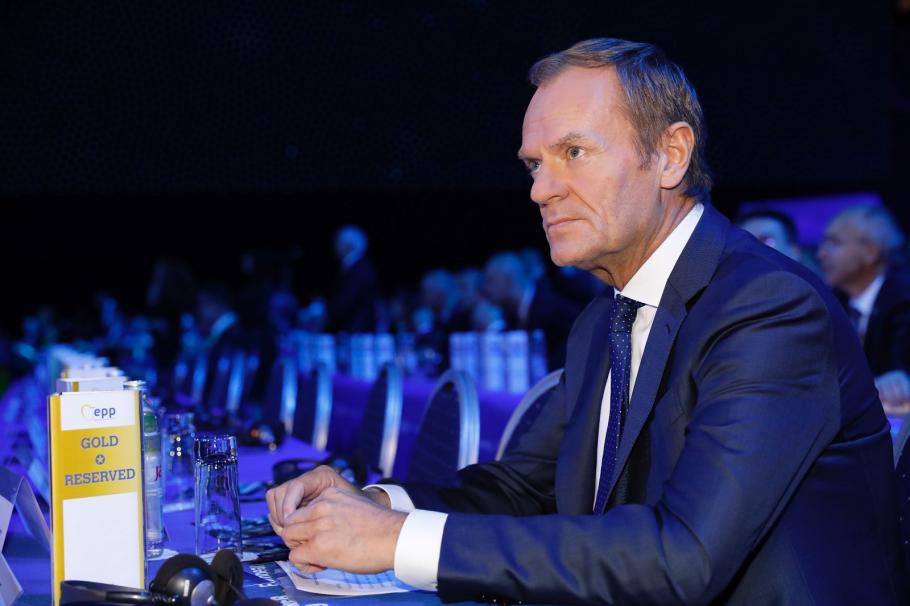 Donald Tusk Donald Tusk stă la masă la Congresul PPE de la Zagreb