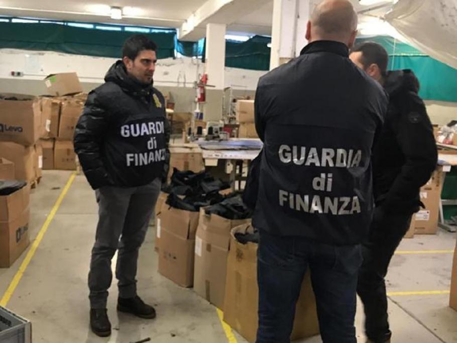 Muncitori români, salvaţi dintr-o fabrică din Italia în care munceau în condiţii inumane Muncitorii români lucrau în condiţii inumane