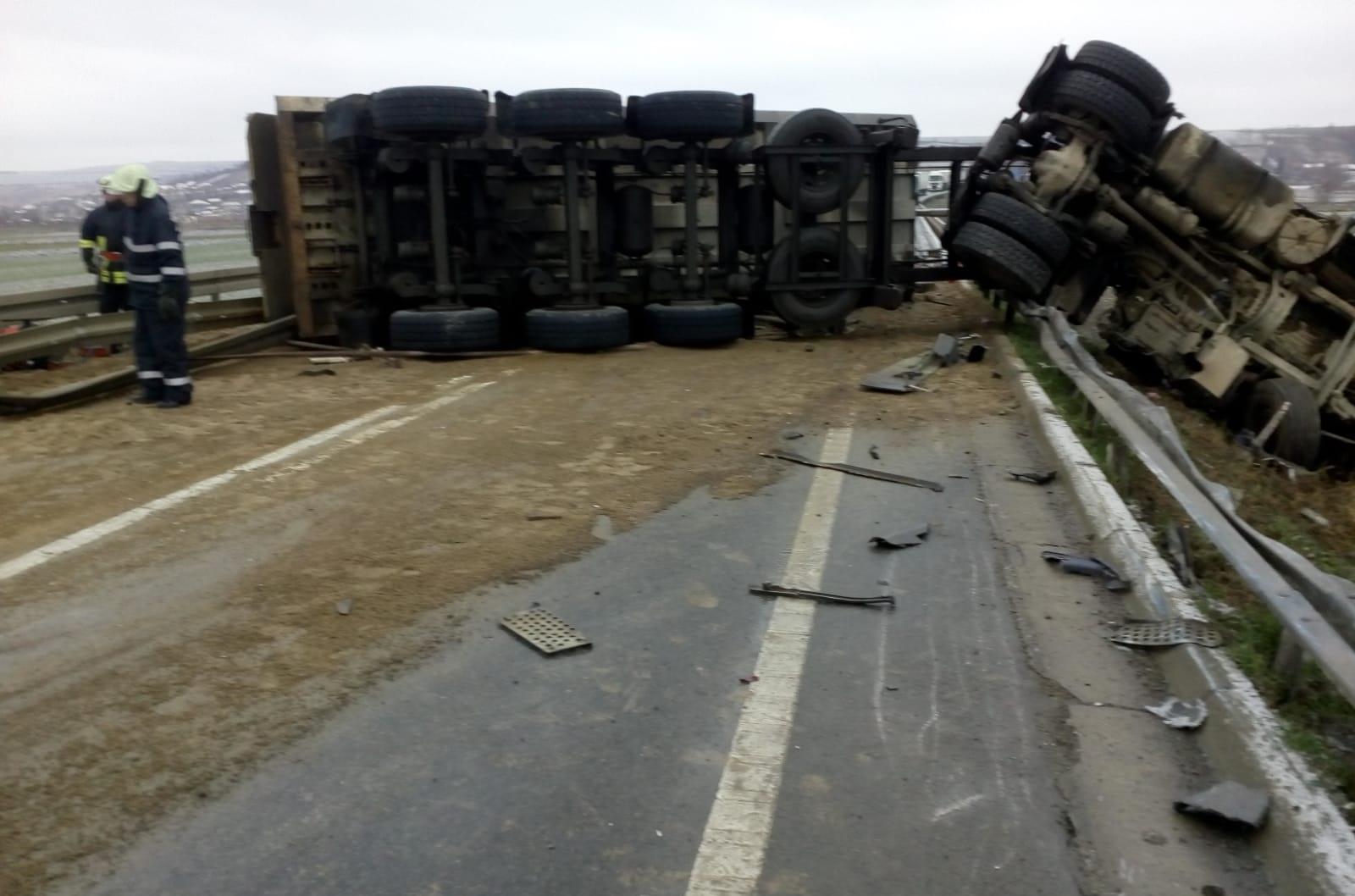 Camion de mare tonaj, răsturnat în Vaslui! Coadă uriașă pe DE 581