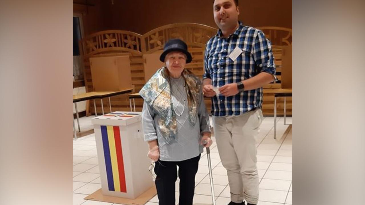 Românca de 96 de ani în secția de vot din Germania