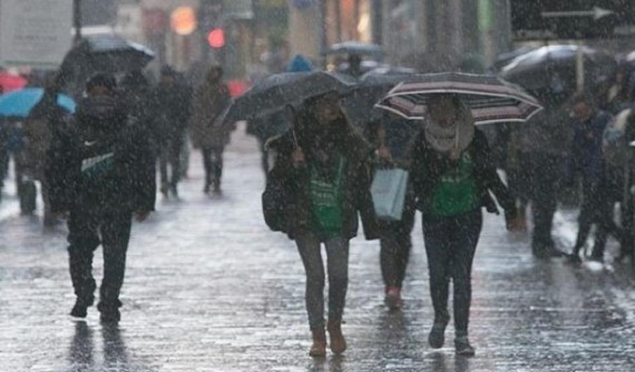 oameni cu umbrele pe strada Administraţia Naţională de Meteorologie a emis mai multe avertizări cod galben de vijelii, ploi, lapoviţă şi polei