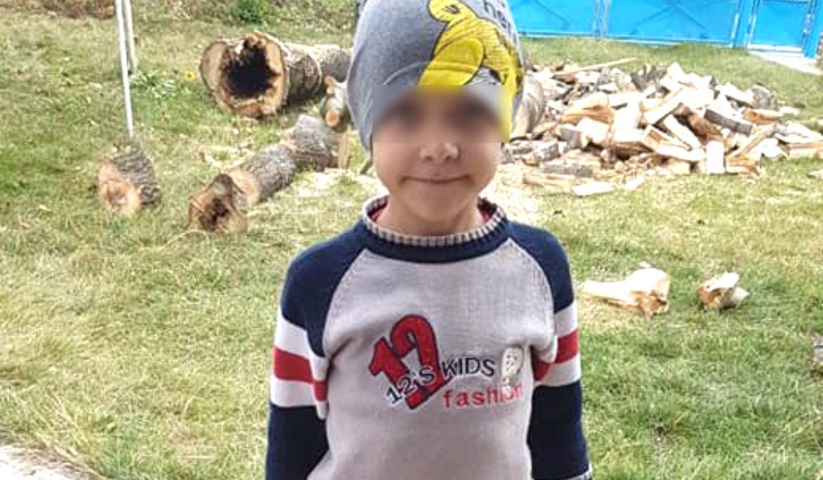 Părinţii copilului mort la Paşcani spun că medicii au adus un defibrilator după 40 de minute