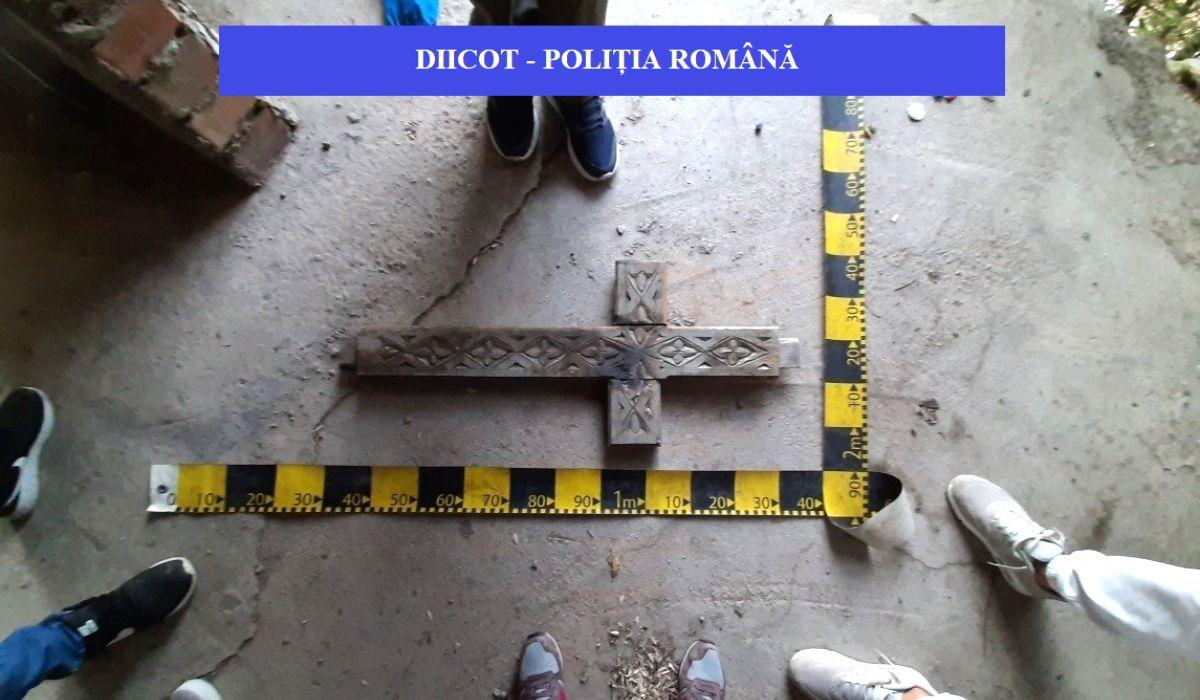 Procurorii DIICOT au găsit o cruce din lemn în clădirea în care o elevă din Giurgiu a fost chinuită de satanişti