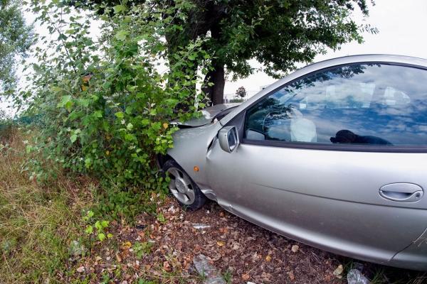 O şoferiţă a intrat cu maşina într-un copac, după ce şoferul unui microbuz cu călători nu s-a lăsat depăşit, la Constanţa
